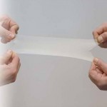 gleicher Tear-Aid Flicken gedehnt, dabei zeiht er sich ohne Belastung wieder in die Ursprungsform zurück